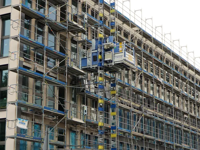 Team auf einer Baustelle in der Projektplanung